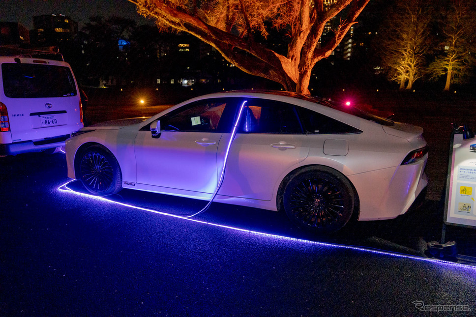 車内のコンセントから給電しているため、電源ケーブルは後席の窓を開けて引きだしている。《写真撮影 関口敬文》