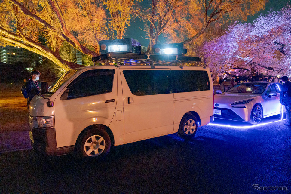 ワゴン車のルーフに2台のプロジェクターを設置。《写真撮影 関口敬文》