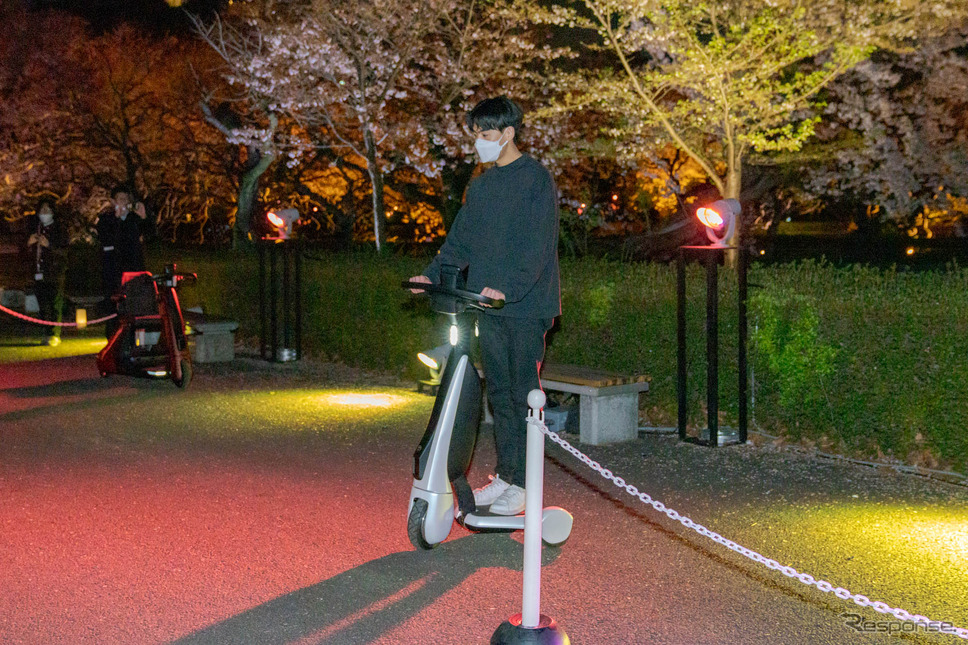 ハンドルは90度回転するのでその場で旋回も可能。《写真撮影 関口敬文》