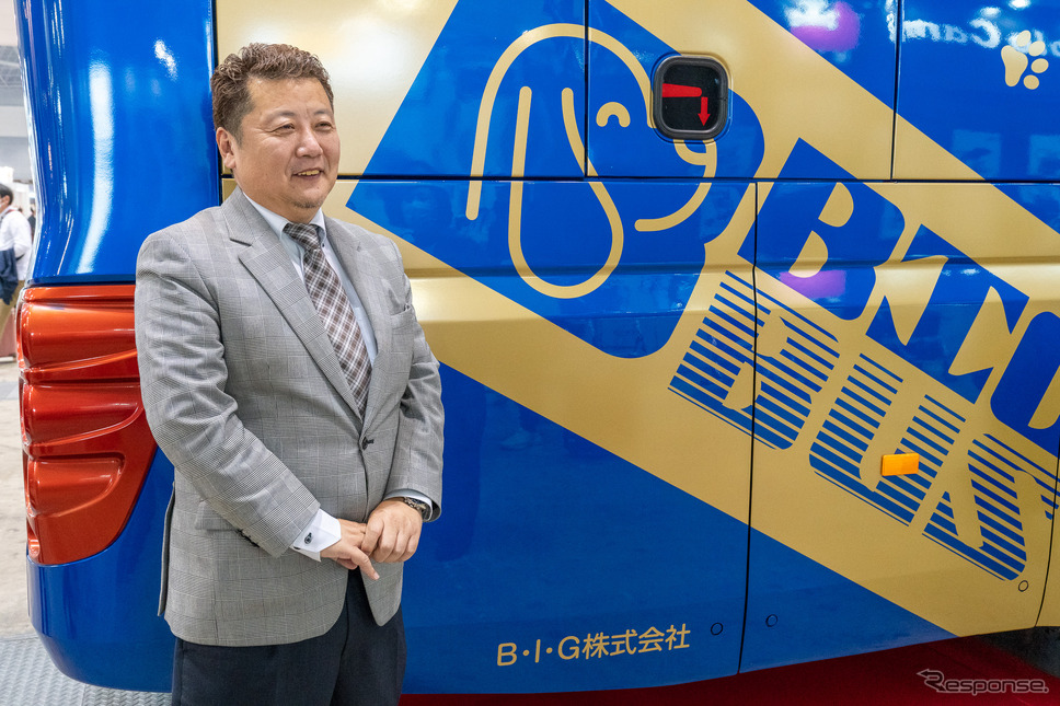 バス旅行は「ハッピー産業」と語る萩原社長《写真撮影 石川徹》