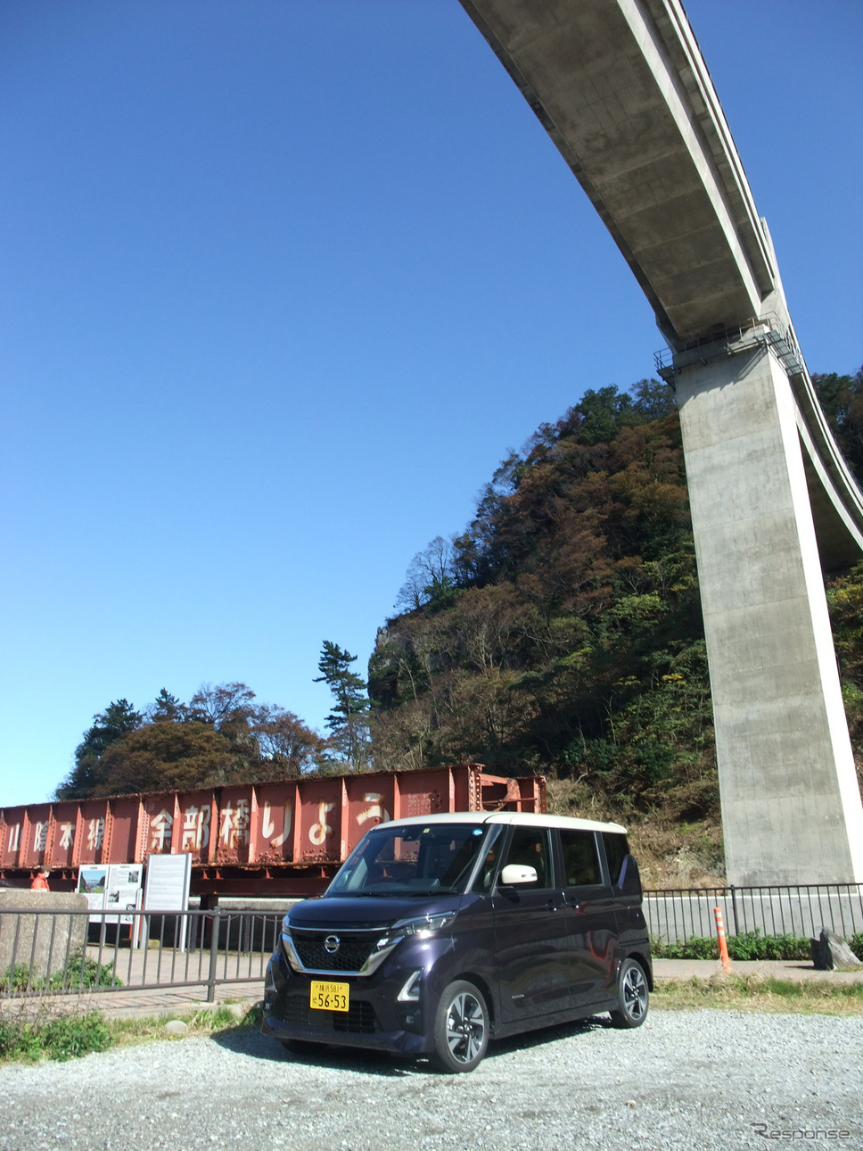 兵庫県北部、山陰本線余部駅にて。かつては鉄橋で有名だったが現在はコンクリート橋に。ルークスの左に見えているのは野外展示されている旧鉄橋の一部。《写真撮影 井元康一郎》