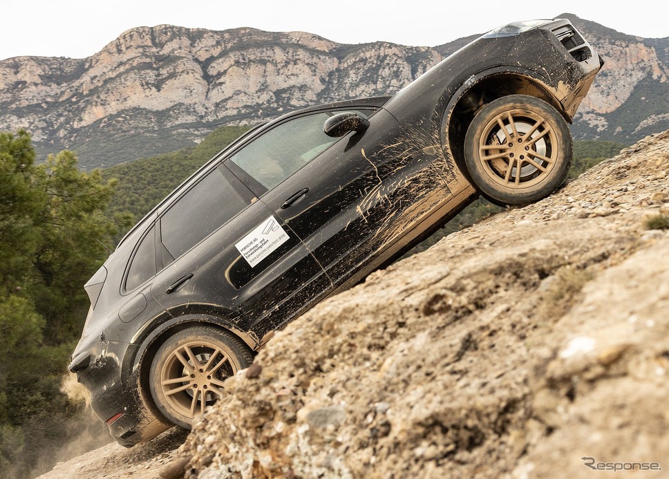 ポルシェ・カイエン 改良新型のプロトタイプ《photo by Porsche》
