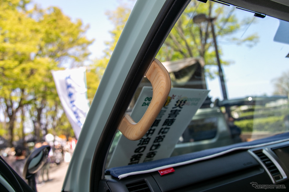 木製インテリアとデニムのシートカバーの調和が美しい『ハイエース』カスタム…アウトドアデイジャパン東京2023