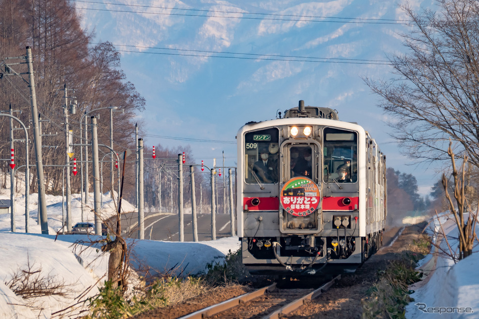 留萌へ向かう4929D。旭川から来た列車で、函館本線深川〜旭川間でもこのヘッドマーク付き4両編成を見られた。石狩沼田〜真布。《写真撮影 佐藤正樹》