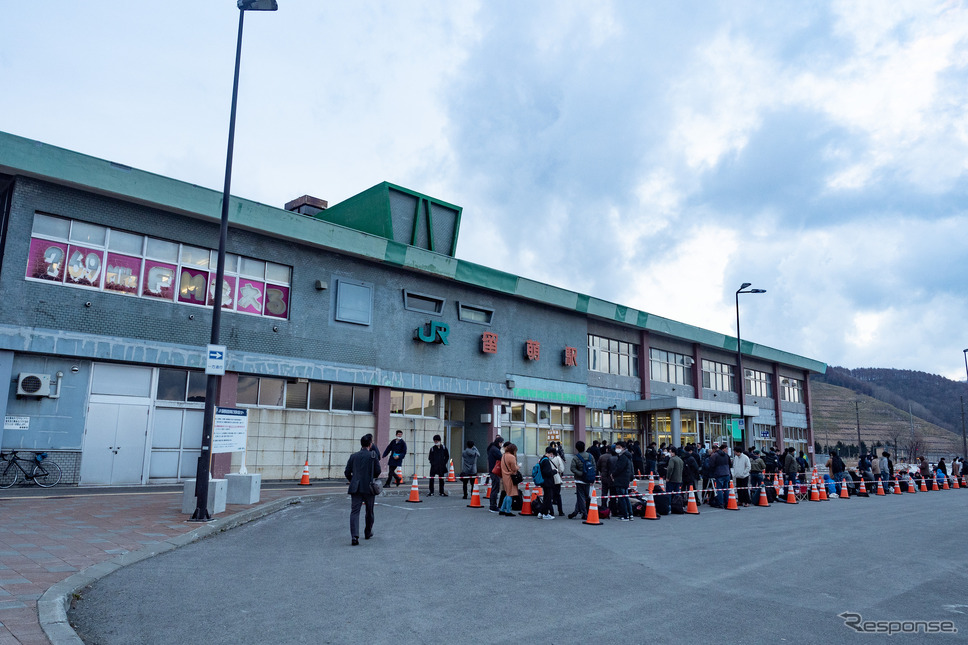 17時を過ぎると留萌駅前では上り最終列車の4932Dを待機する人々の列ができていた。《写真撮影 佐藤正樹》