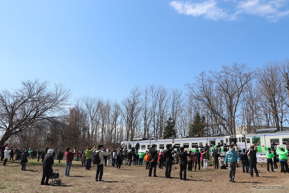 2020年4月17日、新十津川発最後の札沼線列車を見送る人々。札沼線北海道医療大学〜新十津川間の廃止では午前中の上り1本がラストランとなった。《写真提供 三浦光喜》