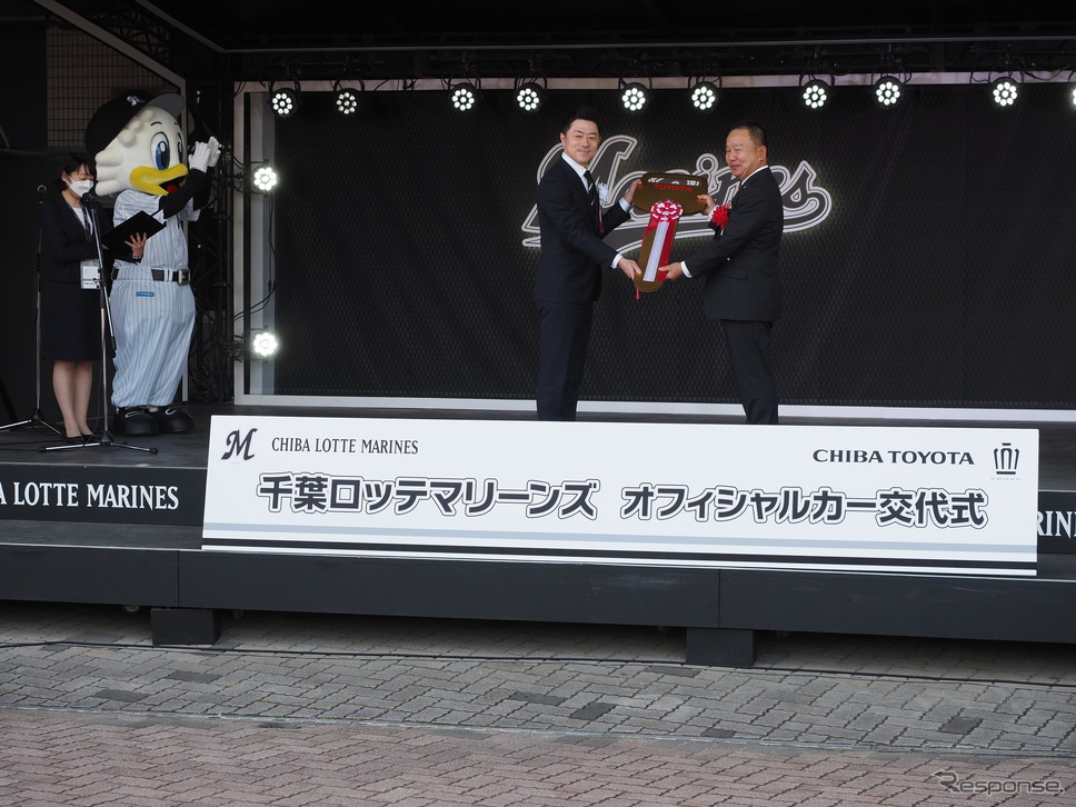 千葉ロッテマリーンズの高坂社長にゴールドキーを手渡す千葉トヨタ自動車の出野社長(右)《写真撮影 家本浩太》