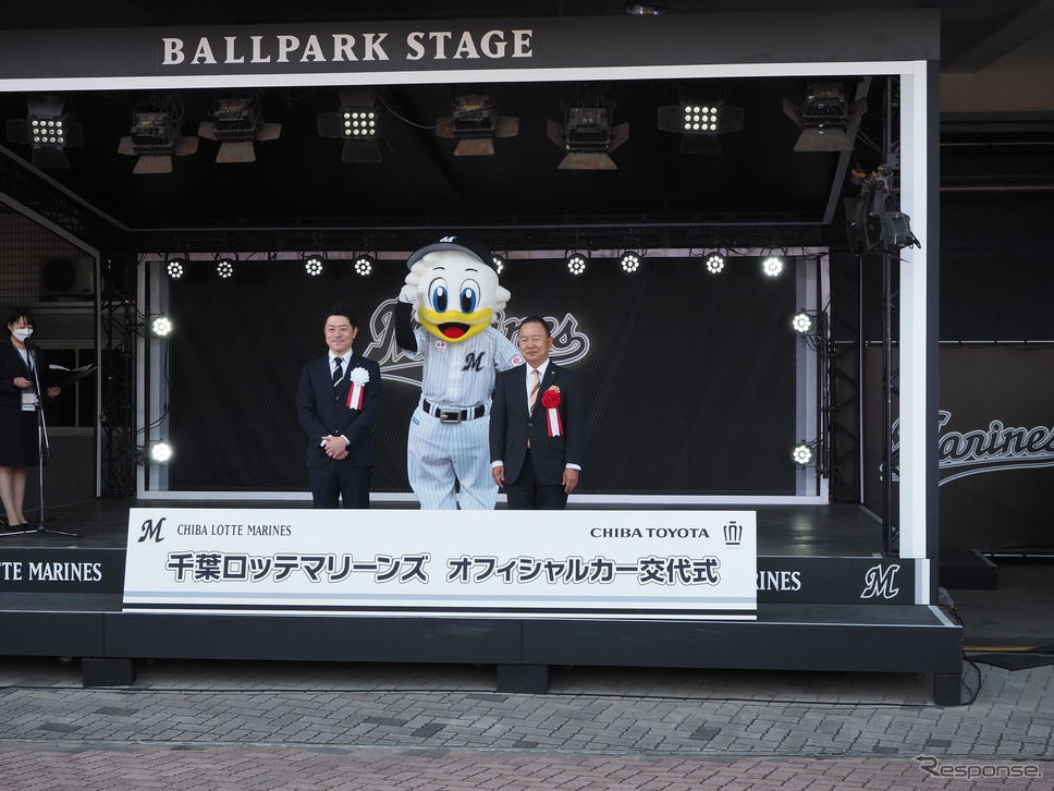 左から千葉ロッテ・高坂社長、同球団マスコット・マーくん、千葉トヨタ出野社長《写真撮影 家本浩太》