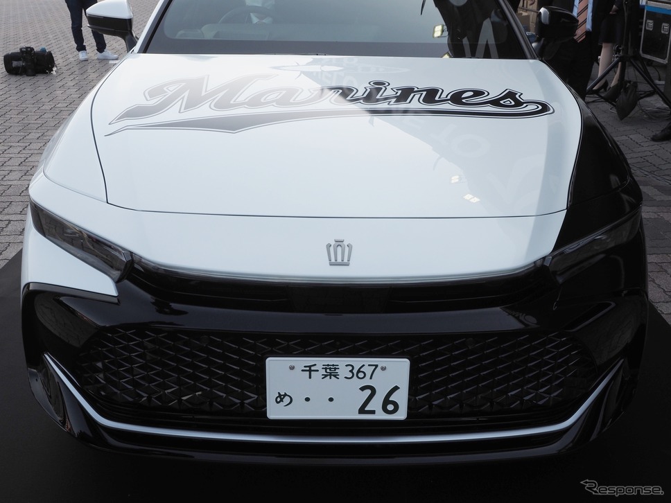 新型クラウンのバイトーンカラーを生かしたデザインの千葉ロッテの新オフィシャルカー《写真撮影 家本浩太》