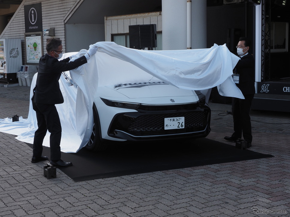 新オフィシャルカーの除幕式の様子《写真撮影 家本浩太》