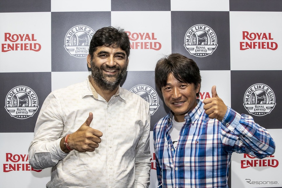 アジア太平洋市場担当事業責任者アヌージ・ドゥア氏と筆者(鈴木大五郎氏)《写真撮影 山内潤也》