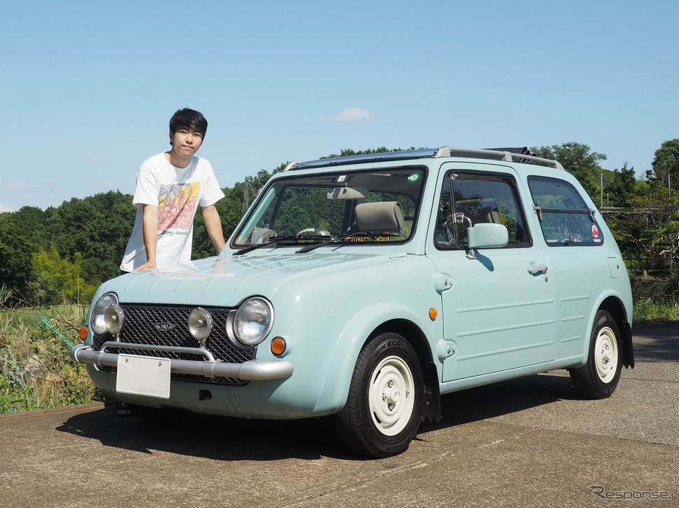 小池一博さんと愛車のパオ（1989年式）《写真提供 日産自動車》