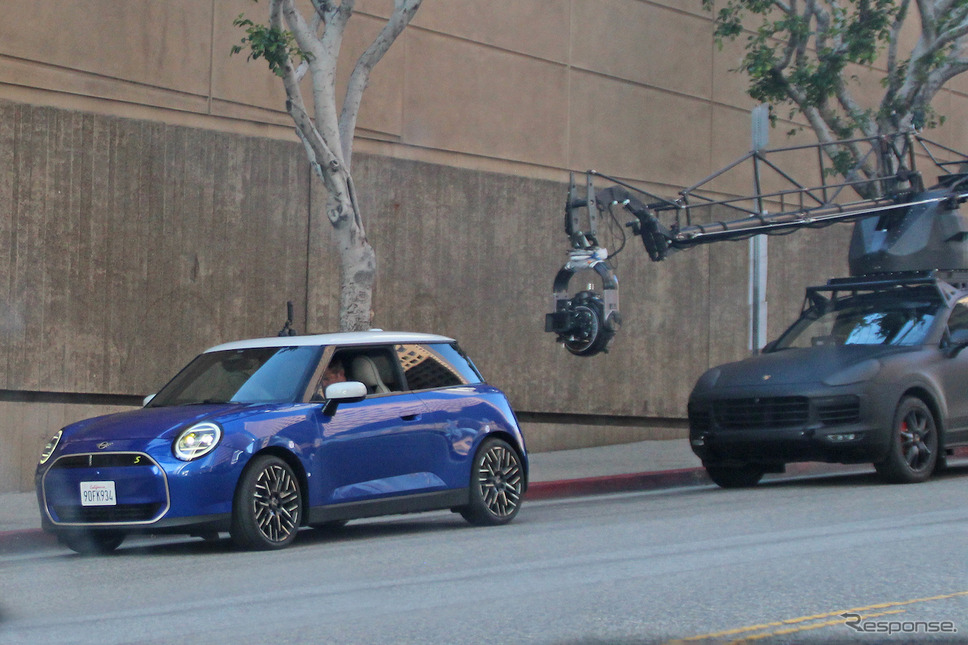 MINI ハッチバックEV(スクープ写真)《APOLLO NEWS SERVICE》