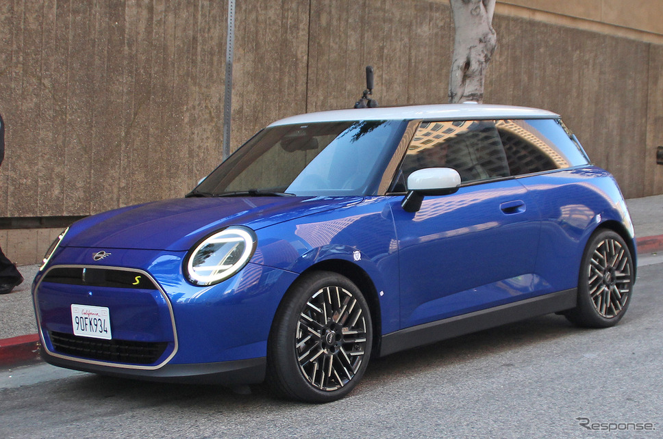 MINI ハッチバックEV(スクープ写真)《APOLLO NEWS SERVICE》