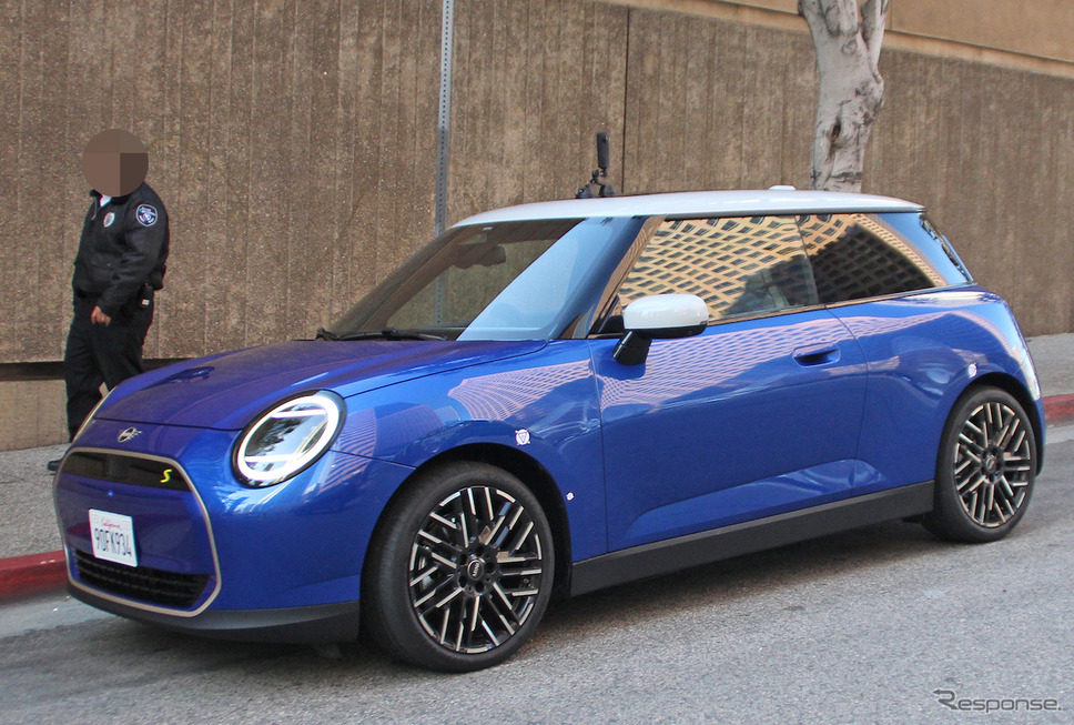 MINI ハッチバックEV(スクープ写真)《APOLLO NEWS SERVICE》