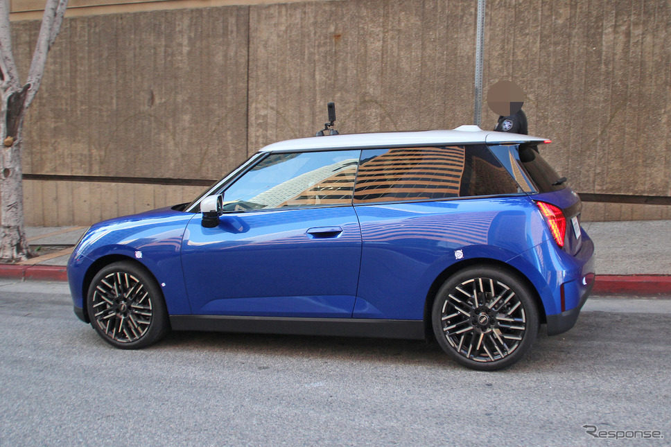MINI ハッチバックEV(スクープ写真)《APOLLO NEWS SERVICE》