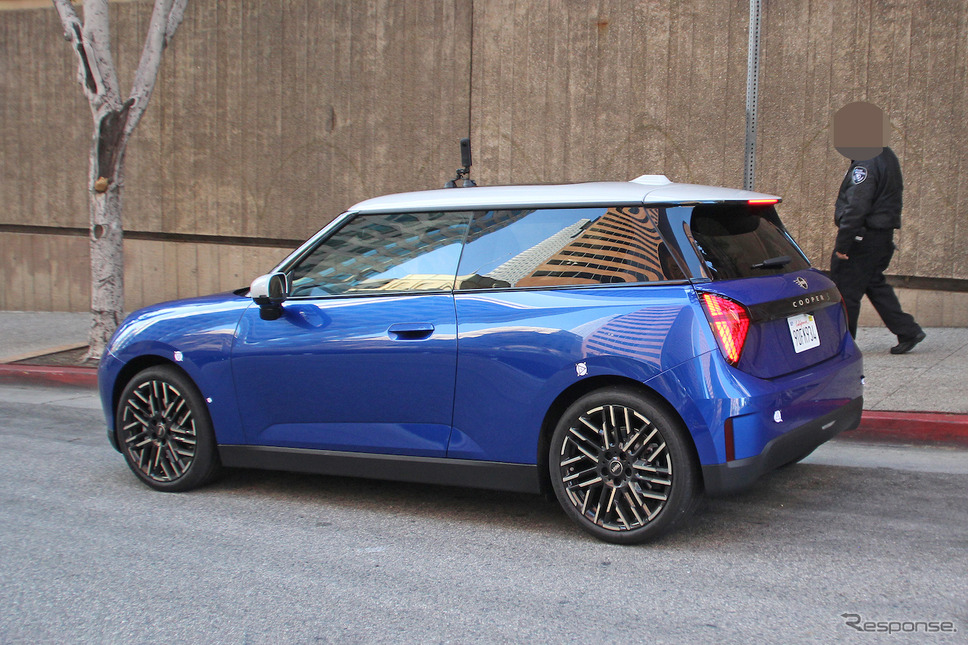 MINI ハッチバックEV(スクープ写真)《APOLLO NEWS SERVICE》