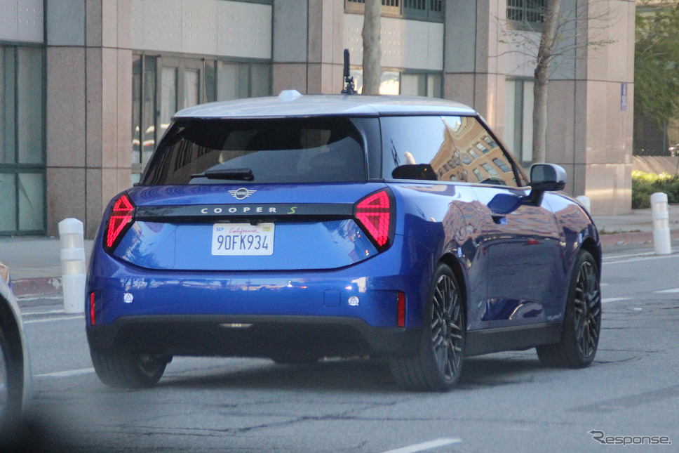 MINI ハッチバックEV(スクープ写真)《APOLLO NEWS SERVICE》