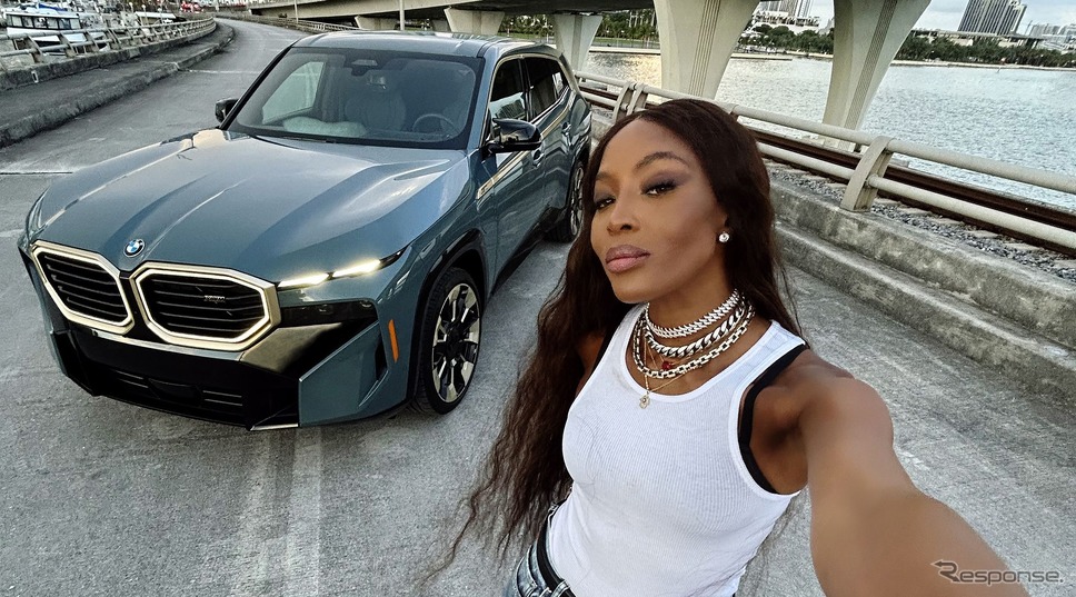 BMW XM とナオミ・キャンベル《photo by BMW》