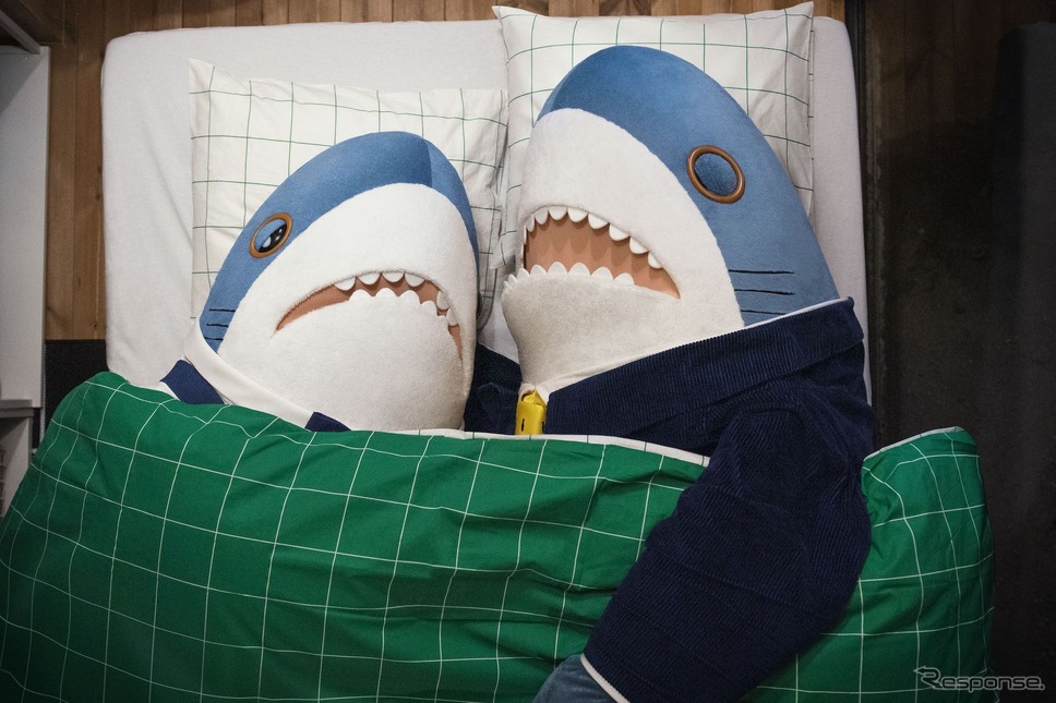 「#IKEAのサメ」、ブローハイ(向かって右)とジュニア《写真提供 イケア・ジャパン》