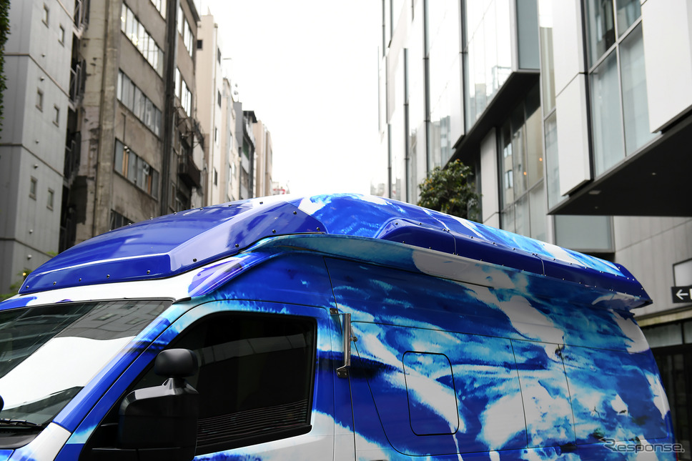 ベルリング「青い救急車」《写真撮影 中野英幸》