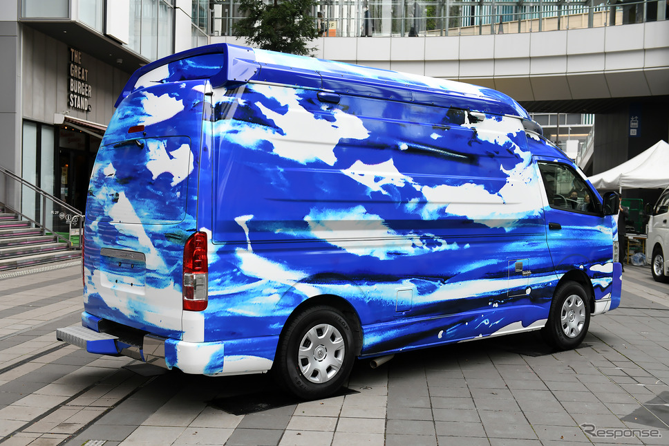 ベルリング「青い救急車」《写真撮影 中野英幸》