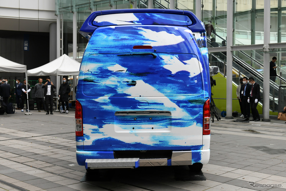 ベルリング「青い救急車」《写真撮影 中野英幸》