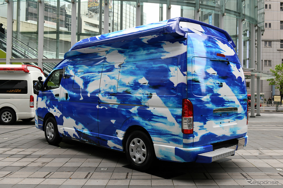 ベルリング「青い救急車」《写真撮影 中野英幸》