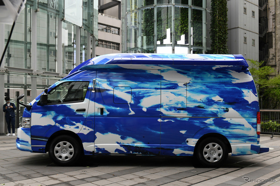 ベルリング「青い救急車」《写真撮影 中野英幸》