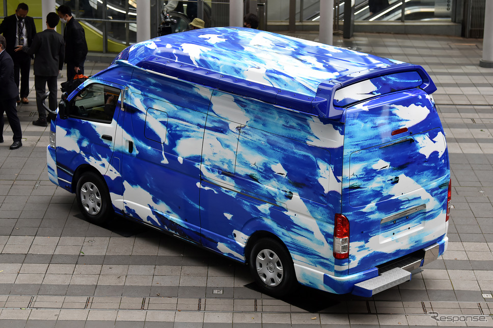 ベルリング「青い救急車」《写真撮影 中野英幸》