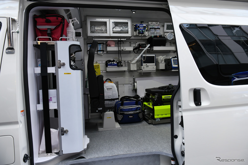 ベルリング「青い救急車」のベースは同社のC-CABIN。内装は同じ《写真撮影 中野英幸》