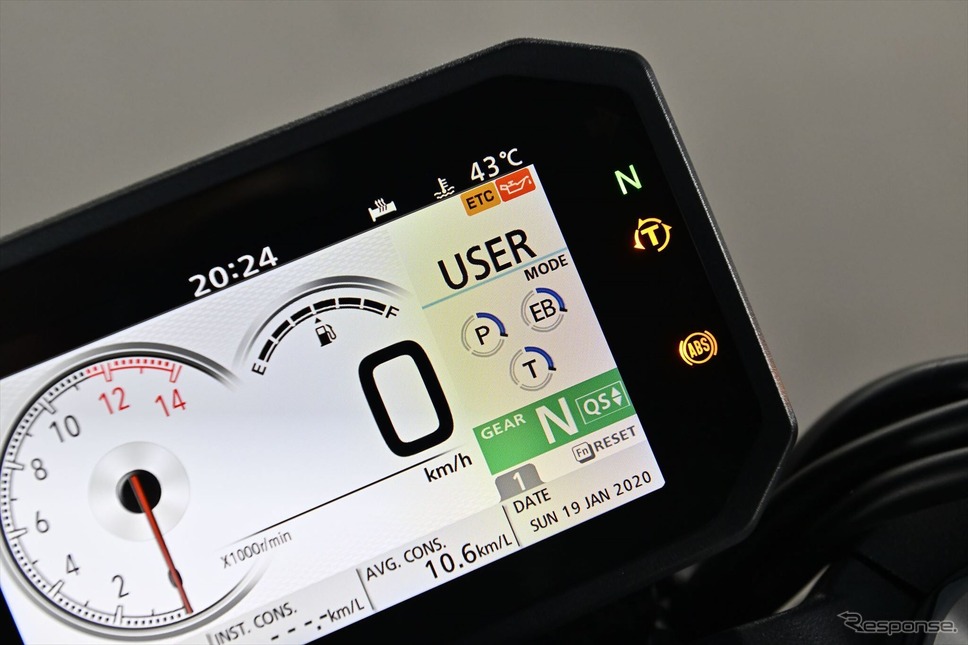 各走行モードに合わせてパワー、トルクコントロール、エンジンブレーキなどの介入具合も変化。「USER」モードはこの辺りの制御をすべて自分の好みで作れる。バイクとスマートフォンを専用アプリを使ってBluetooth接続することも可能《写真撮影 真弓悟史》
