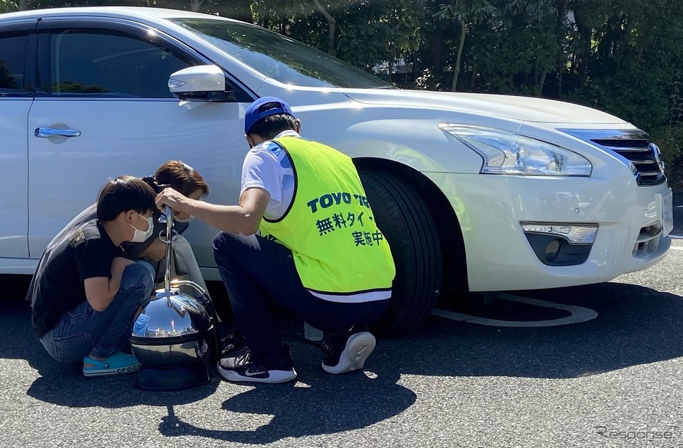 空気充填方法のレクチャー《写真提供：TOYO TIRE》
