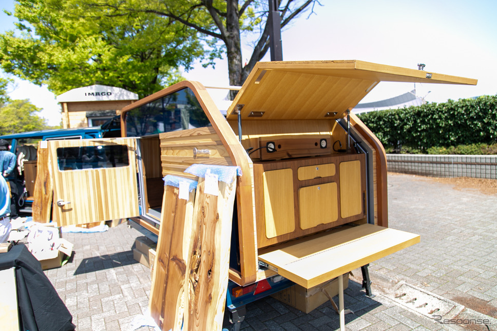 家具・内装のプロが仕立てた木のサロンカーと木のトレーラー…アウトドアデイジャパン東京2023