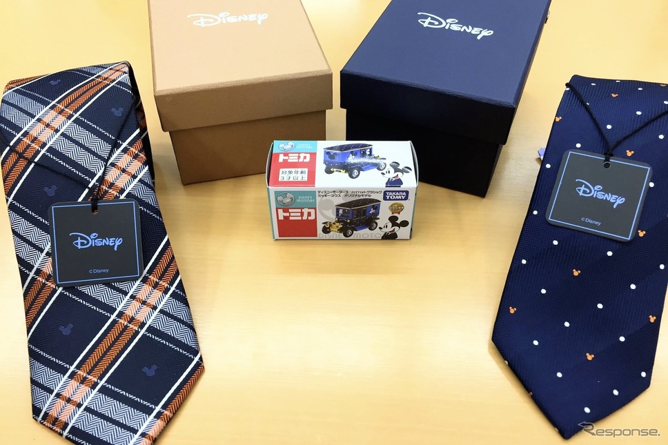オリジナルネクタイ＆限定デザインミニカー ギフトボックスセット　(C) TAKARA TOMY、(C) Disney《写真提供 青山商事》