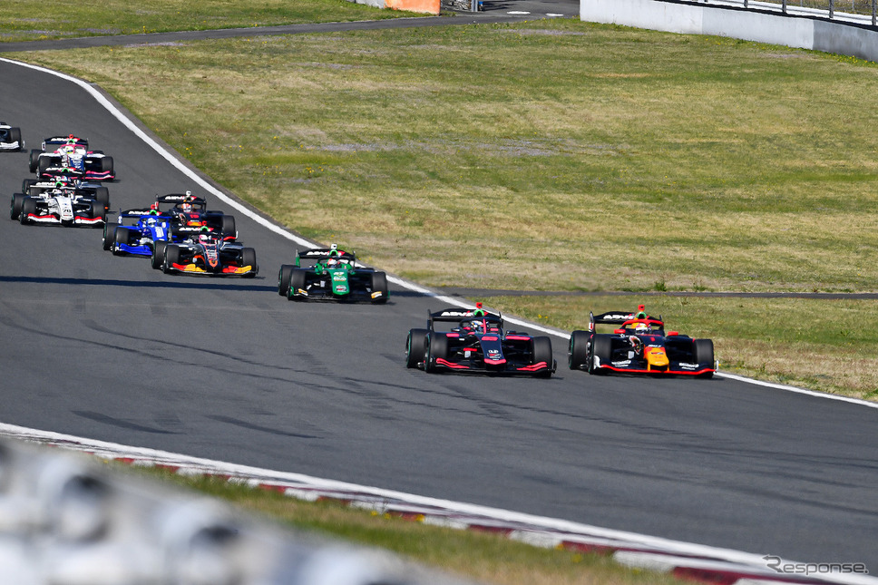 #1 野尻智紀（TEAM MUGEN）と#53 大湯都史樹（TGM Grand Prix）のトップ争い《写真提供 JRP》