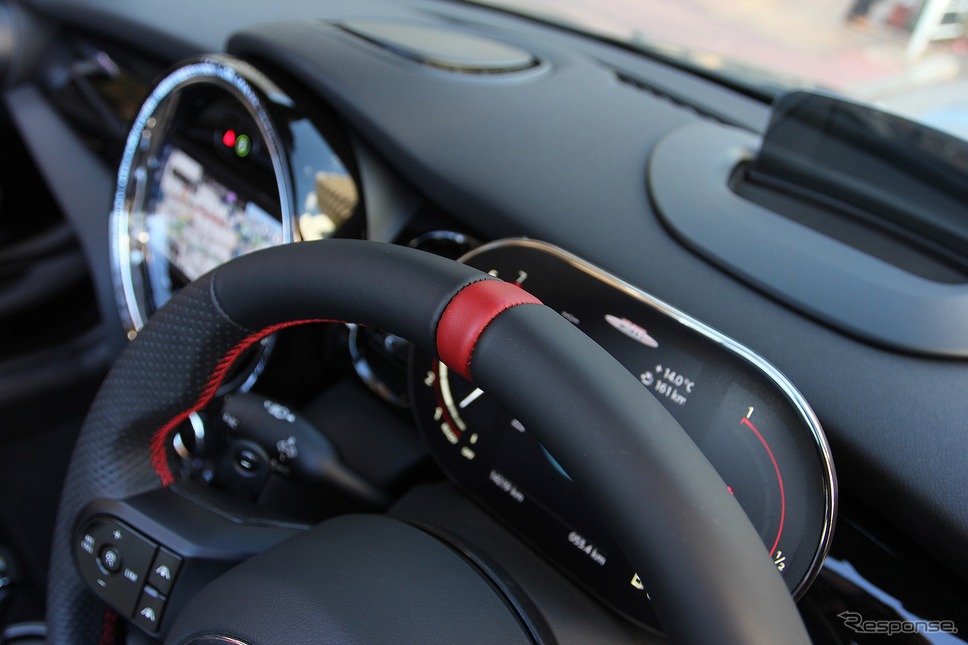 MINI Lci2モデル用スポーツステアリングホイール《写真提供:阿部商会》