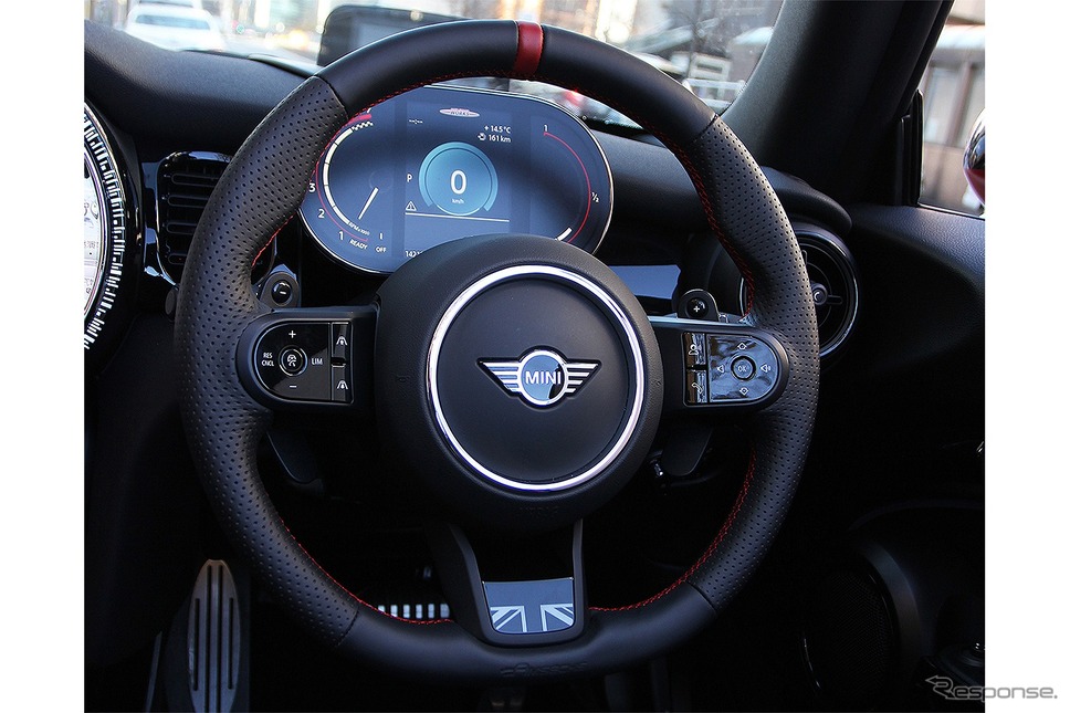 MINI Lci2モデル用スポーツステアリングホイール《写真提供:阿部商会》
