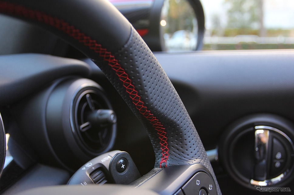 MINI Lci2モデル用スポーツステアリングホイール《写真提供:阿部商会》