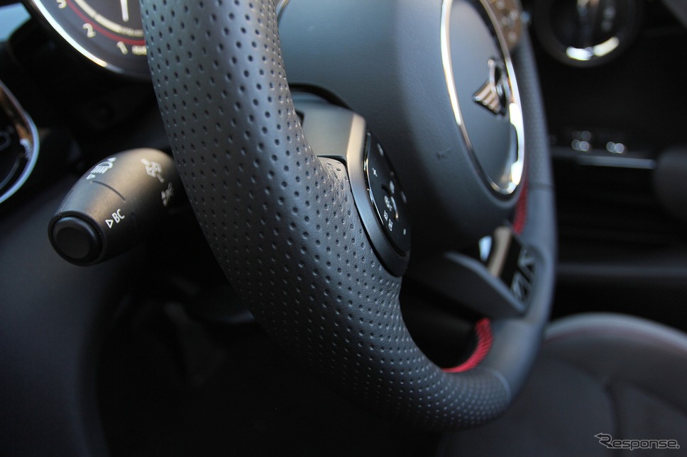 MINI Lci2モデル用スポーツステアリングホイール《写真提供:阿部商会》