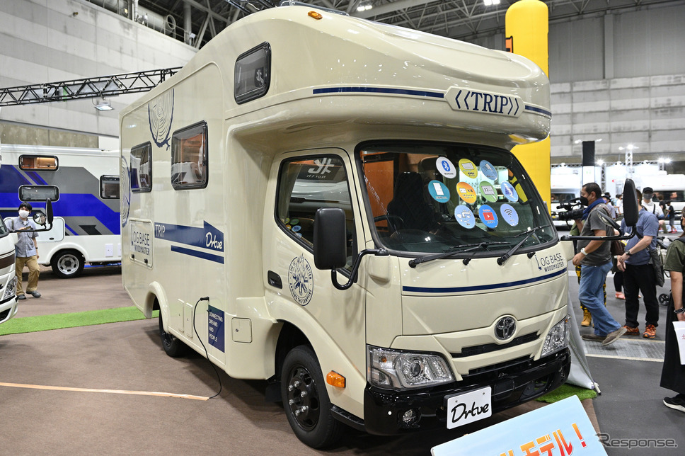 (参考画像)カムロードベースのダイレクトカーズ「トリップ ログベース」の室内(名古屋キャンピングカーフェア2022)《写真撮影 廣井誠》