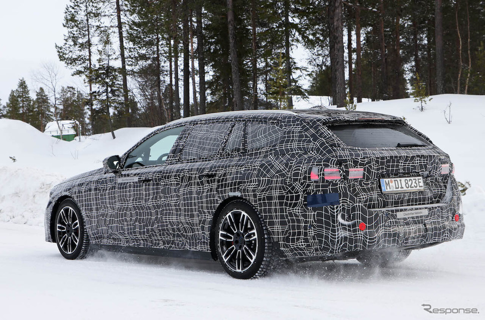 BMW i5ツーリング M60 プロトタイプ(スクープ写真)《APOLLO NEWS SERVICE》