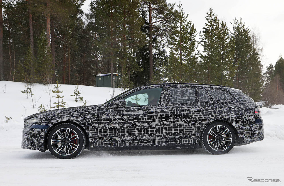 BMW i5ツーリング M60 プロトタイプ(スクープ写真)《APOLLO NEWS SERVICE》