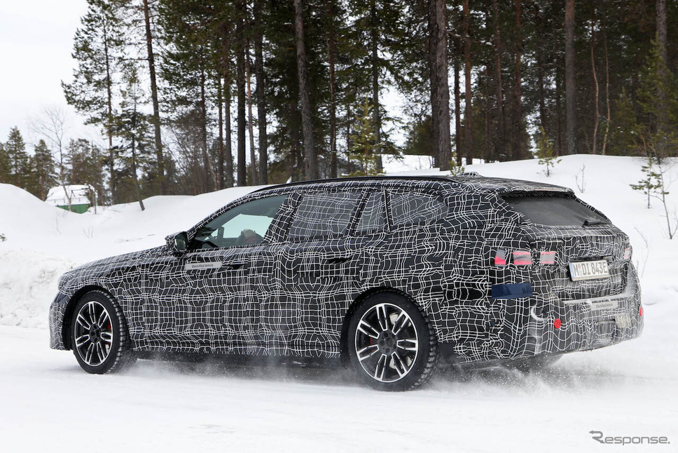 BMW i5ツーリング M60 プロトタイプ(スクープ写真)《APOLLO NEWS SERVICE》