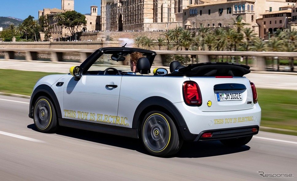 MINI クーパー SE コンバーチブル《photo by MINI》