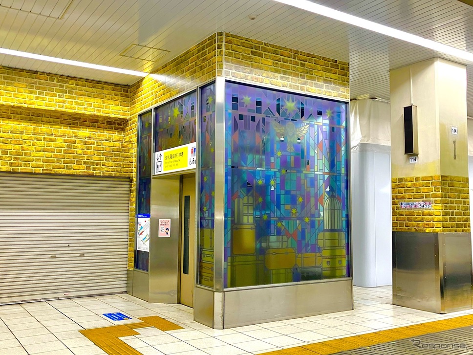 池袋駅1番ホームのエレベーターにステンドグラスデザイン《写真提供 西武鉄道》