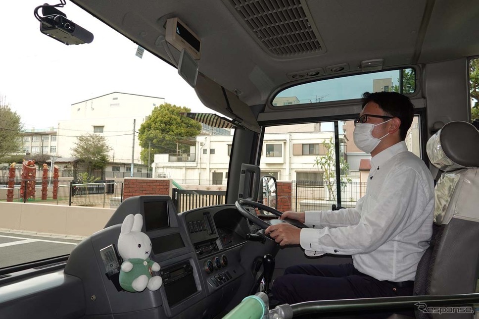 園児送迎用バスに取り付けられた「NP1」の特別仕様モデル（左上）《写真撮影 会田肇》