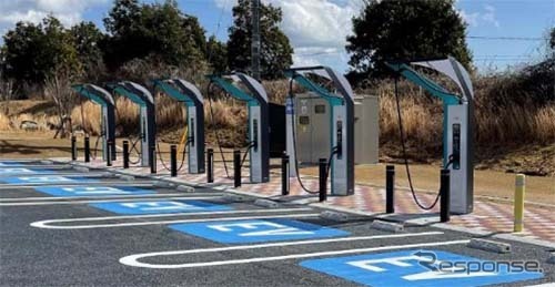 マルチコネクタタイプ(6口)EV急速充電器:浜名湖SA下り線《写真提供:西日本高速道路》