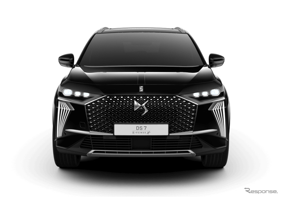 DS 7（ブルー サファイア）《写真提供 Stellantisジャパン》