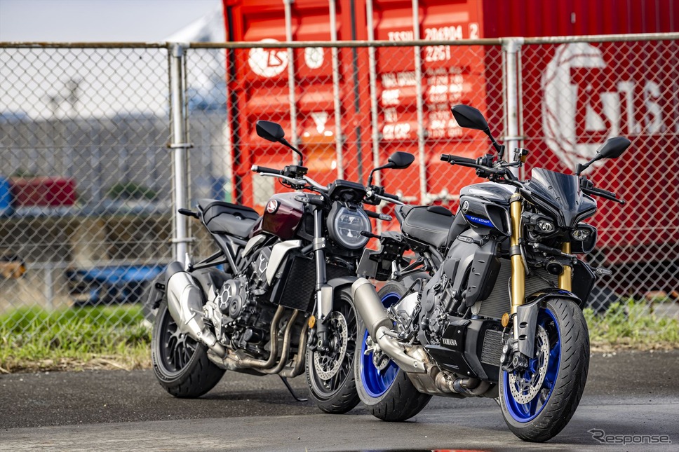 ホンダ CB1000R(左)とヤマハ MT-10 SP(右)《写真撮影 真弓悟史》